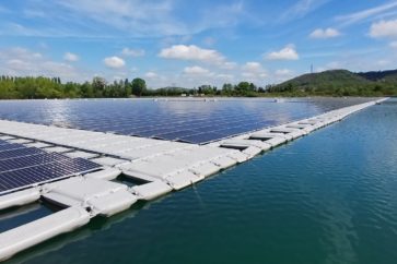 Photo d'une centrale photovoltaïque flottante, flotteurs et modules